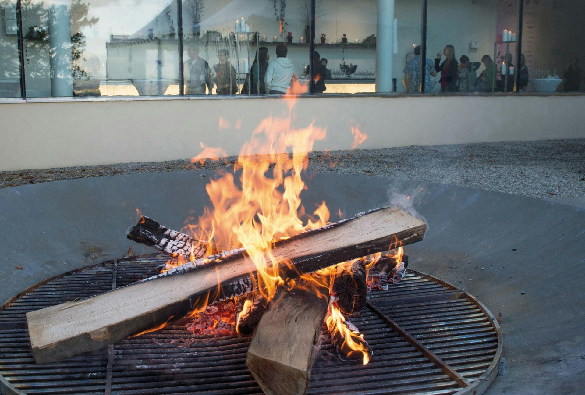 Designer, Gold- und Platinschmiede, Gemmologen und Diamantgutachter, Juwelenfasser, Techniker und Polisseusen führen euch vor, ...