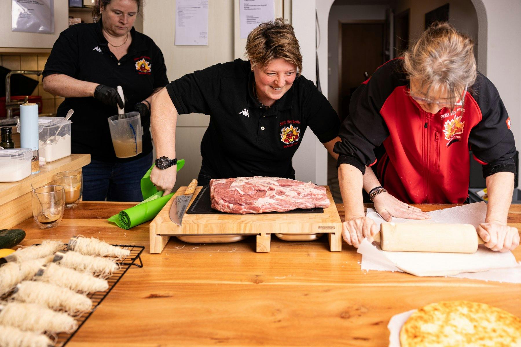 Gehören zu den besten Grill-Teams der Welt: Die Swiss Fire Devils arbeiten Hand in Hand.