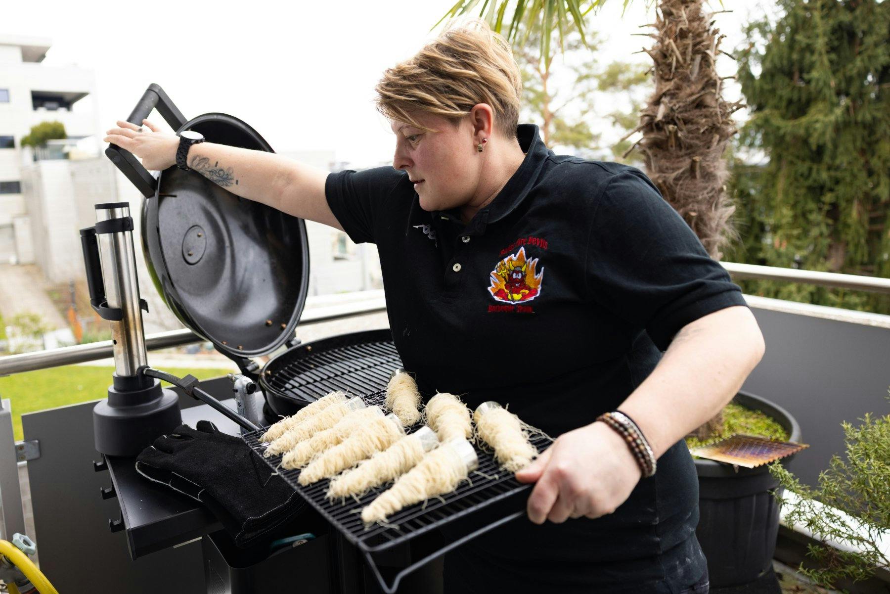 Auf dem Grill ist fast alles möglich, etwa knusprige Nudel-Cornets als Beilage.