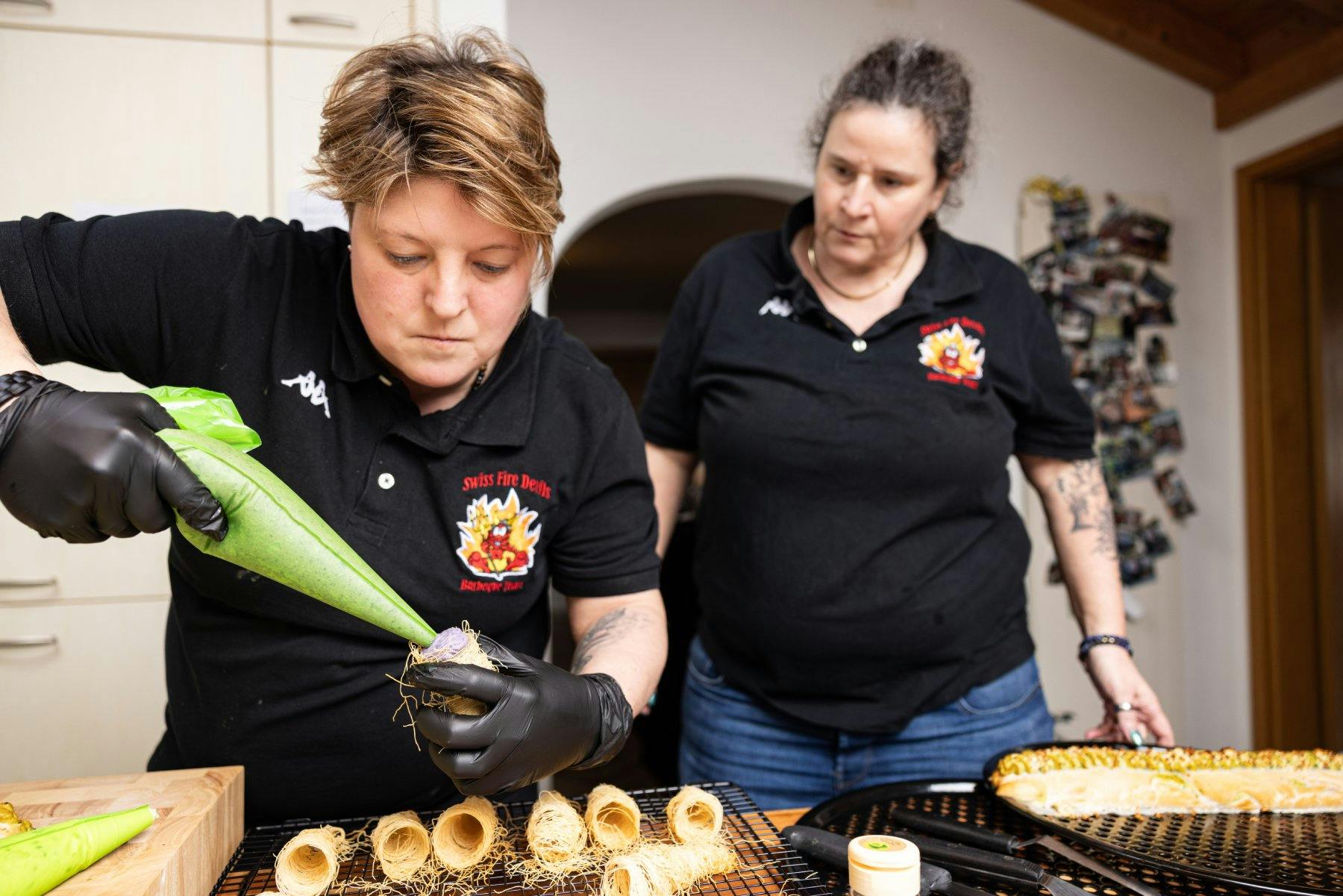 Diese werden mit Püree von der blauen Kartoffel gefüllt.