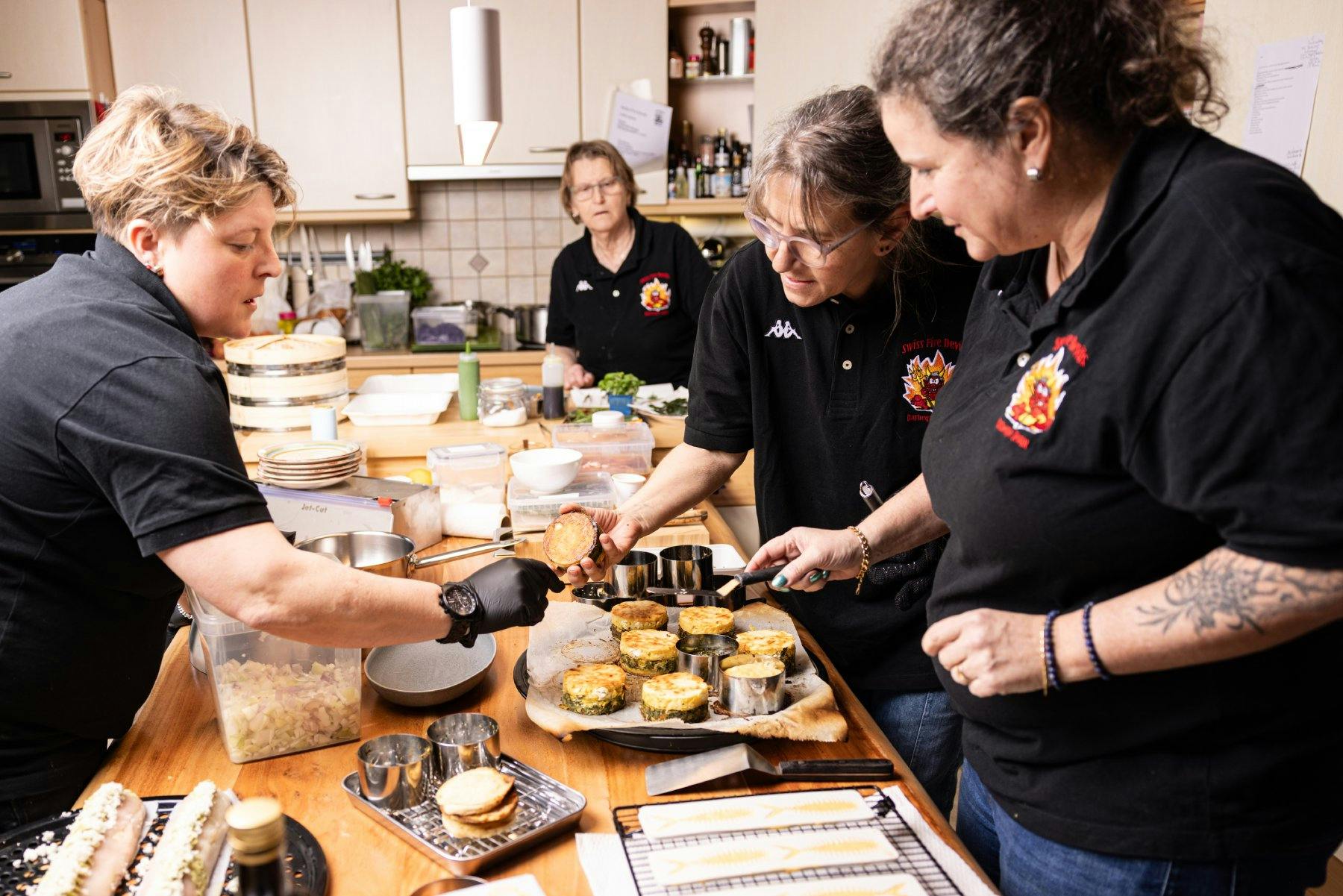 Tüfteln laufend neue Menüs aus (v.l.n.r): Jessi, Christine, Lisbet und Luna diskutieren ihre Kreation.