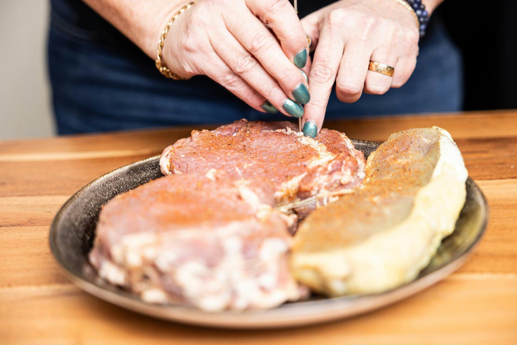 Dazu gehört auch, das Fleisch zu verfeinern. Wie das Schweizer Hohrücken-Steak rechts behandelt wurde, bleibt geheim.