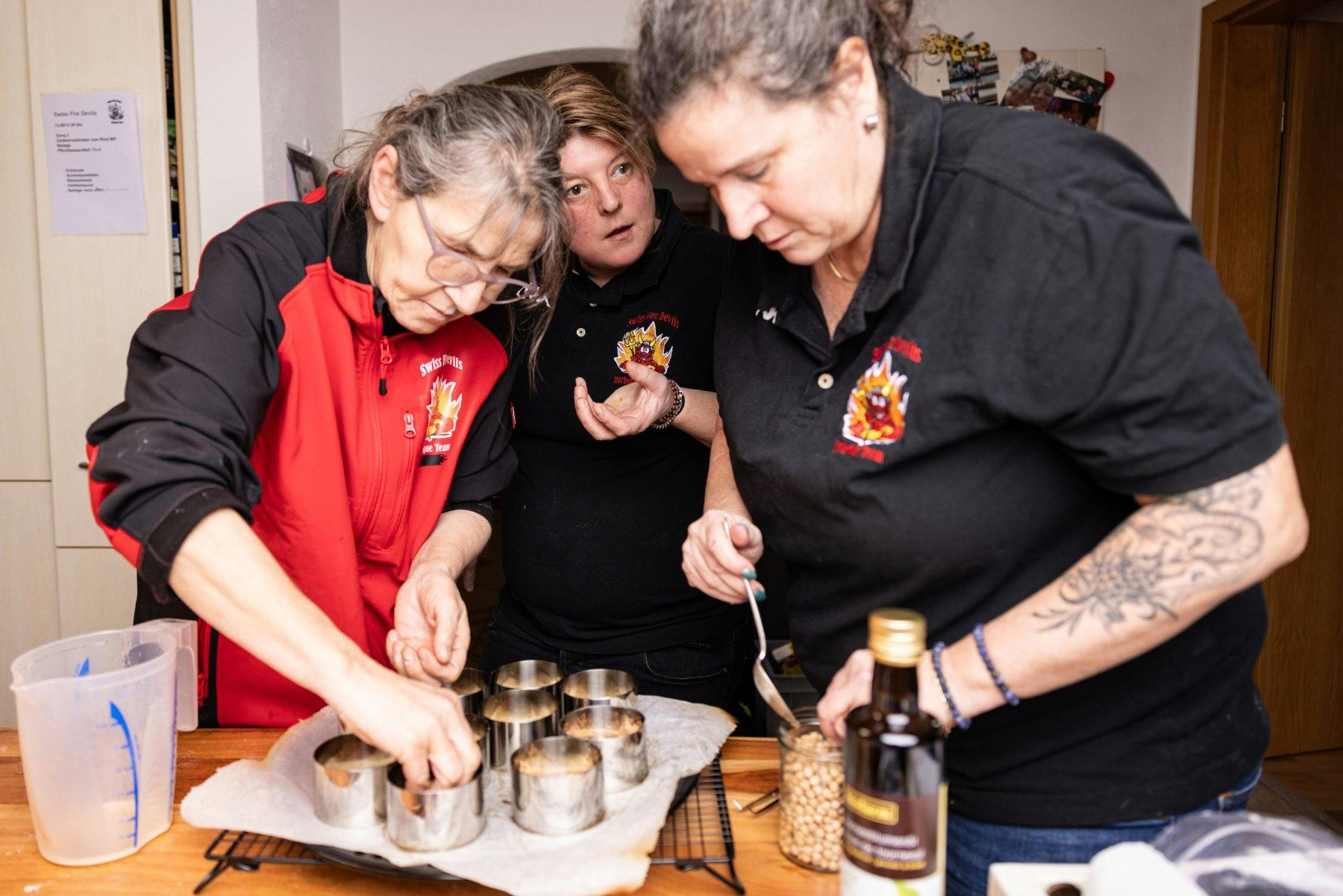 Teamleaderin Jessi gibt wenige Anweisungen, ...