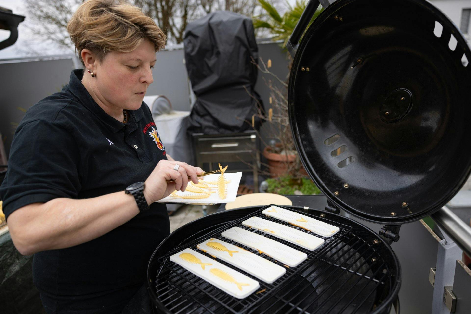 Auch Teig kommt auf den Grill, etwa in Form von Fischgräten.
