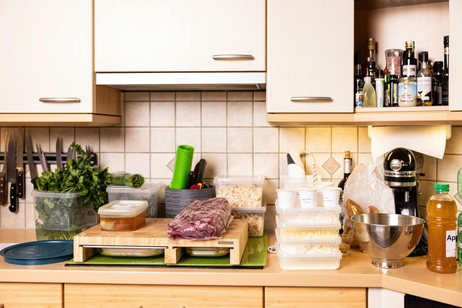 Dutzende Zutaten, exakt abgewogen: Die Vorbereitung auf den Wettkampf ist wichtig, denn alles muss frisch und pünktlich zubereitet werden.