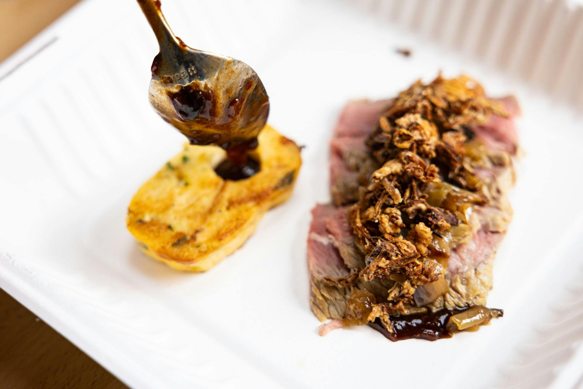 Wie aus der Spitzenküche: Hohrücken aus Nidwalden mit Schmelzzwiebeln und Safran-Orangenmost-Sauce.