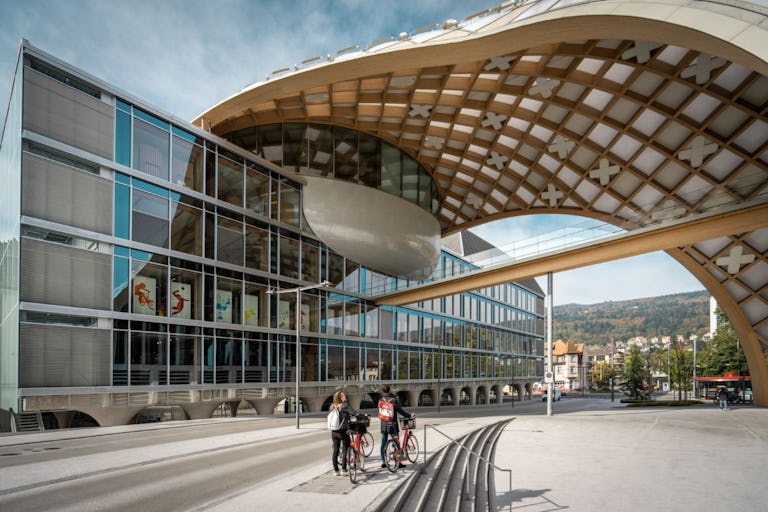 La Cité du Temps, à Bienne, réunit deux univers horlogers très différents: le style ludique de Swatch et la tradition luxueuse d’Omega. Les deux musée...