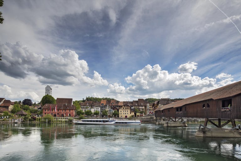 Le port de Bienne est le point de départ de l’une des plus belles excursions de Suisse sur les méandres de l’Aar. Avec l’offre RailAway, tu bénéficies...