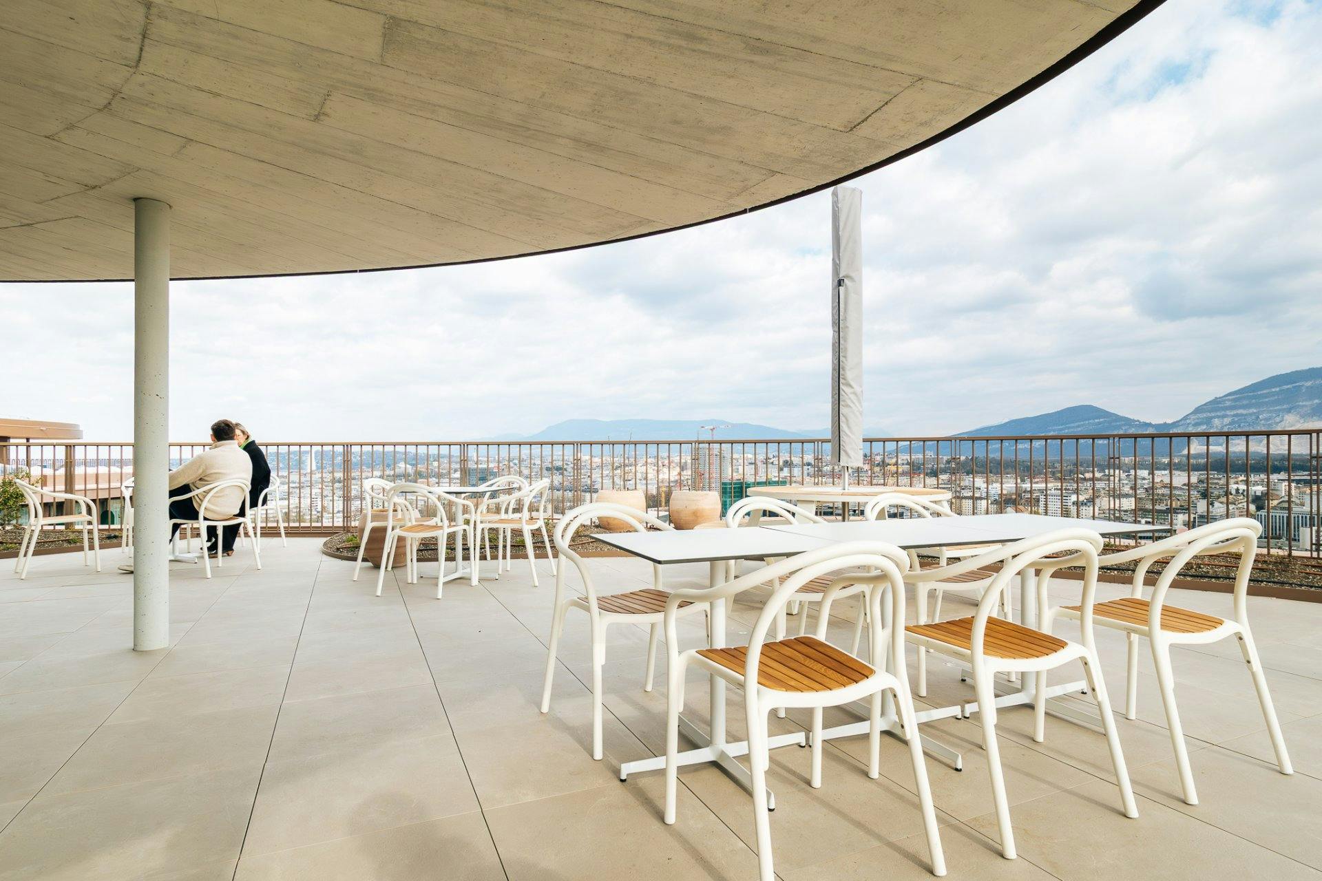 Grâce à une vue imprenable et des prestations haut de gamme, cette tour offre un environnement de travail de premier choix.