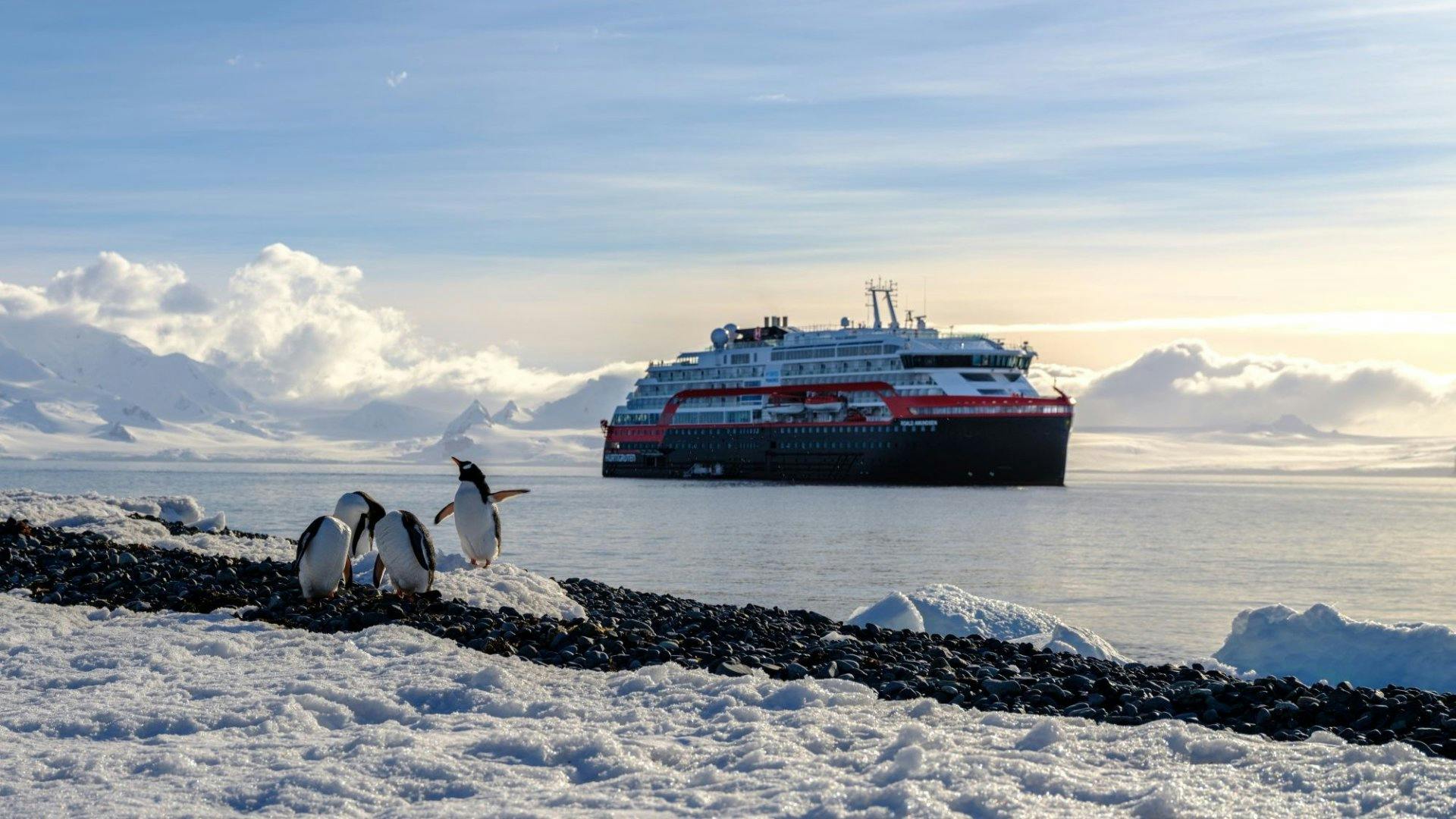 Die MS Fridtjof Nansen in der Antarktis.