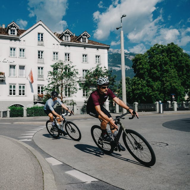 À vélo à travers les Alpes, les lacs et les vieilles villes. À vélo à travers les Alpes, les lacs et les vieilles villes.