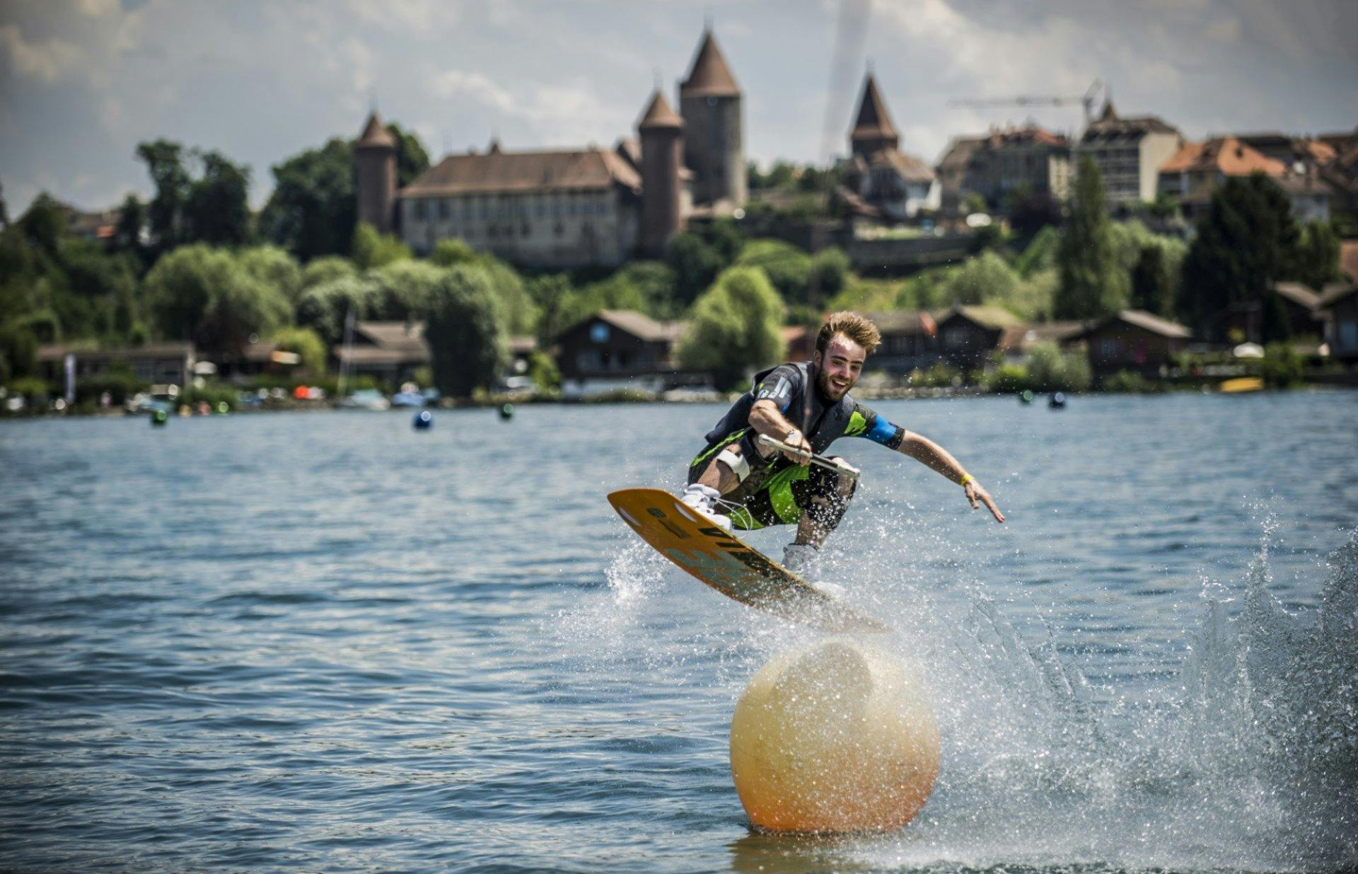 À Estavayer-le-Lac, la base nautique Alphasurf suscite l’enthousiasme avec son câble pour ski nautique d’une longueur de 800 mètres. Après de brèves i...
