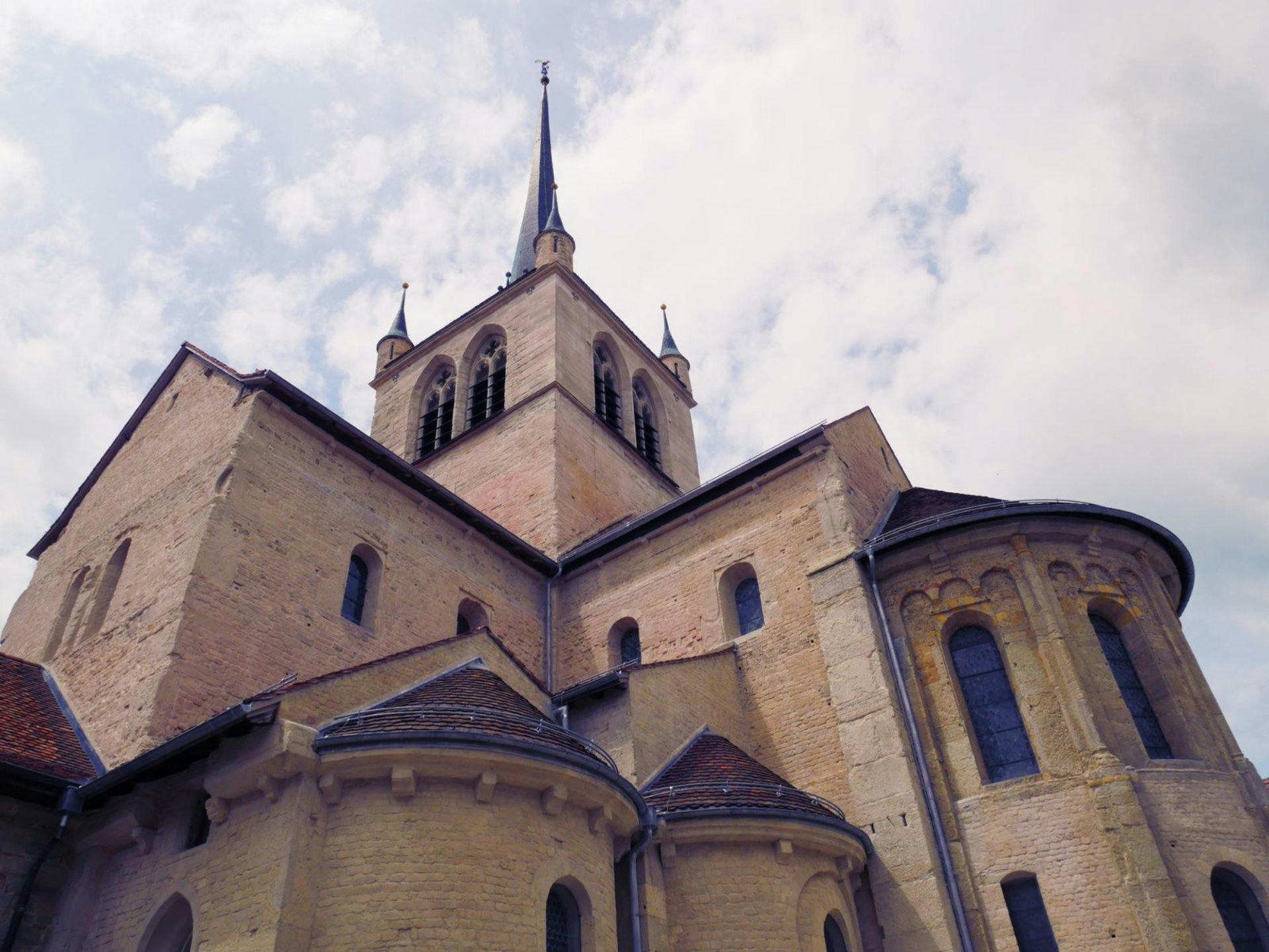 Un trajet de 10 minutes en train mène ensuite à Payerne dont l’Abbatiale du XIe siècle est le plus grand édifice roman de Suisse. Ses proportions harm...