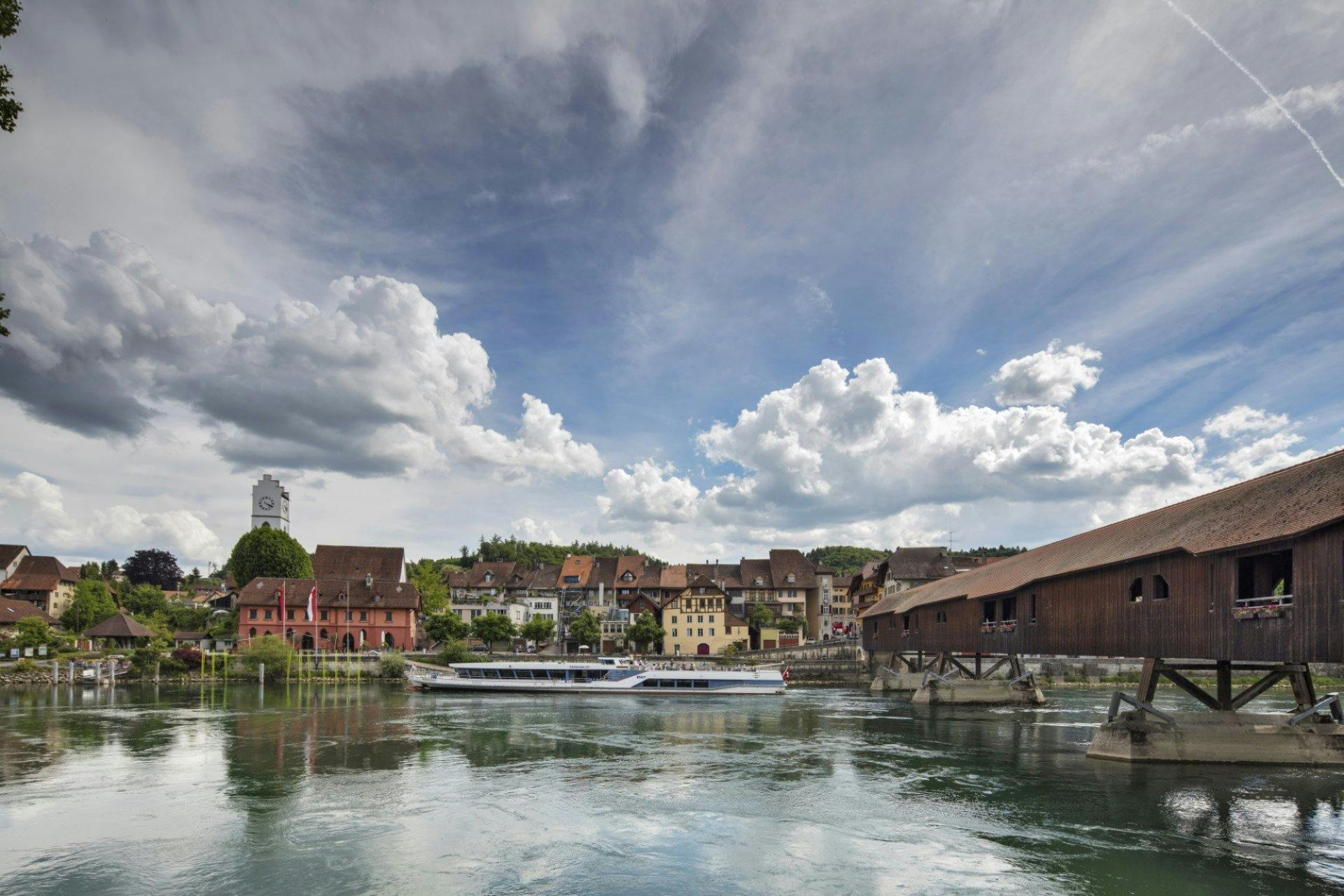 Le port de Bienne est le point de départ de l’une des plus belles excursions de Suisse sur les méandres de l’Aar. Avec l’offre RailAway, tu bénéficies...