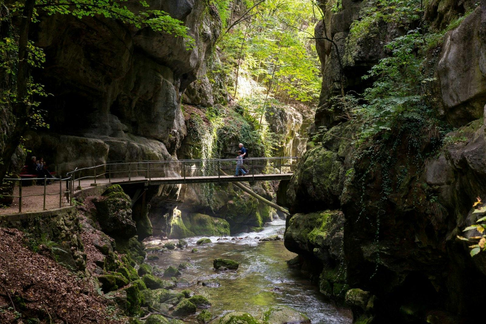 Laisse-toi envoûter par les mystiques gorges du Taubenloch, facilement accessibles au départ de Bienne. Le sentier familial qui traverse ces gorges ro...