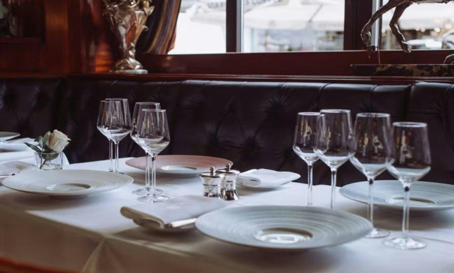 Hôtel de La Cigogne: Ein Stadtpalais mit Stil. Mitten im Herzen von Genf gelegen, bietet das Boutiquehotel individuelles Design, Gourmetküche und ruhi...