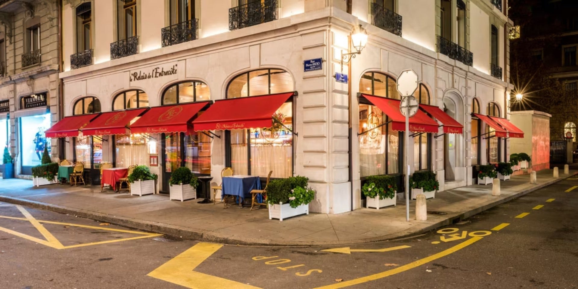 Le Relais de l'Entrecôte: Der Pariser Bistro-Klassiker in Genf. Grüner Salat mit Walnüssen, Entrecôte mit legendärer Sauce und knusprige Pommes allume...