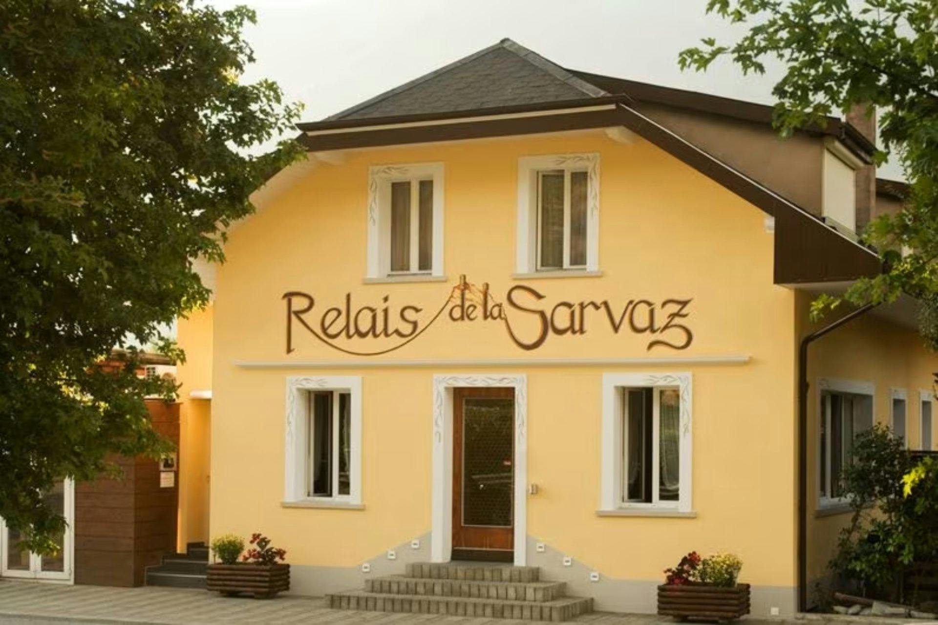 Ob Chalet, Camping oder klassisches Hotelzimmer: Das Hôtel Relais de la Sarvazist ein echter Wohlfühlort. Schön eingebettet zwischen Obstbäumen, mit l...