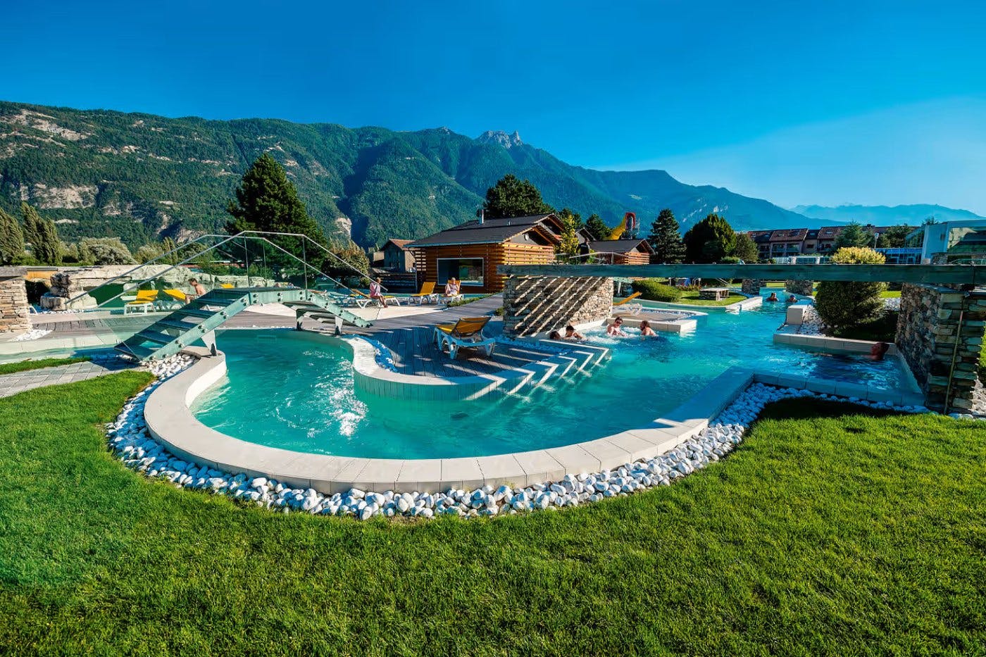 Wärme tanken in den Walliser Alpen: Das Hôtel des Bains de Saillon mit eigenem Thermalpark bietet Wellness, Weitblick und viel Ruhe. Wer nach dem Stad...