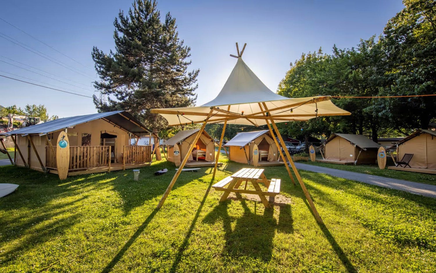 TCS Camping Sion: Palmen, Aareblick und Sommerflair – der Campingplatz bringt mediterranes Lebensgefühl nach Sion. Ob mit Camper oder Zelt: Hier triff...