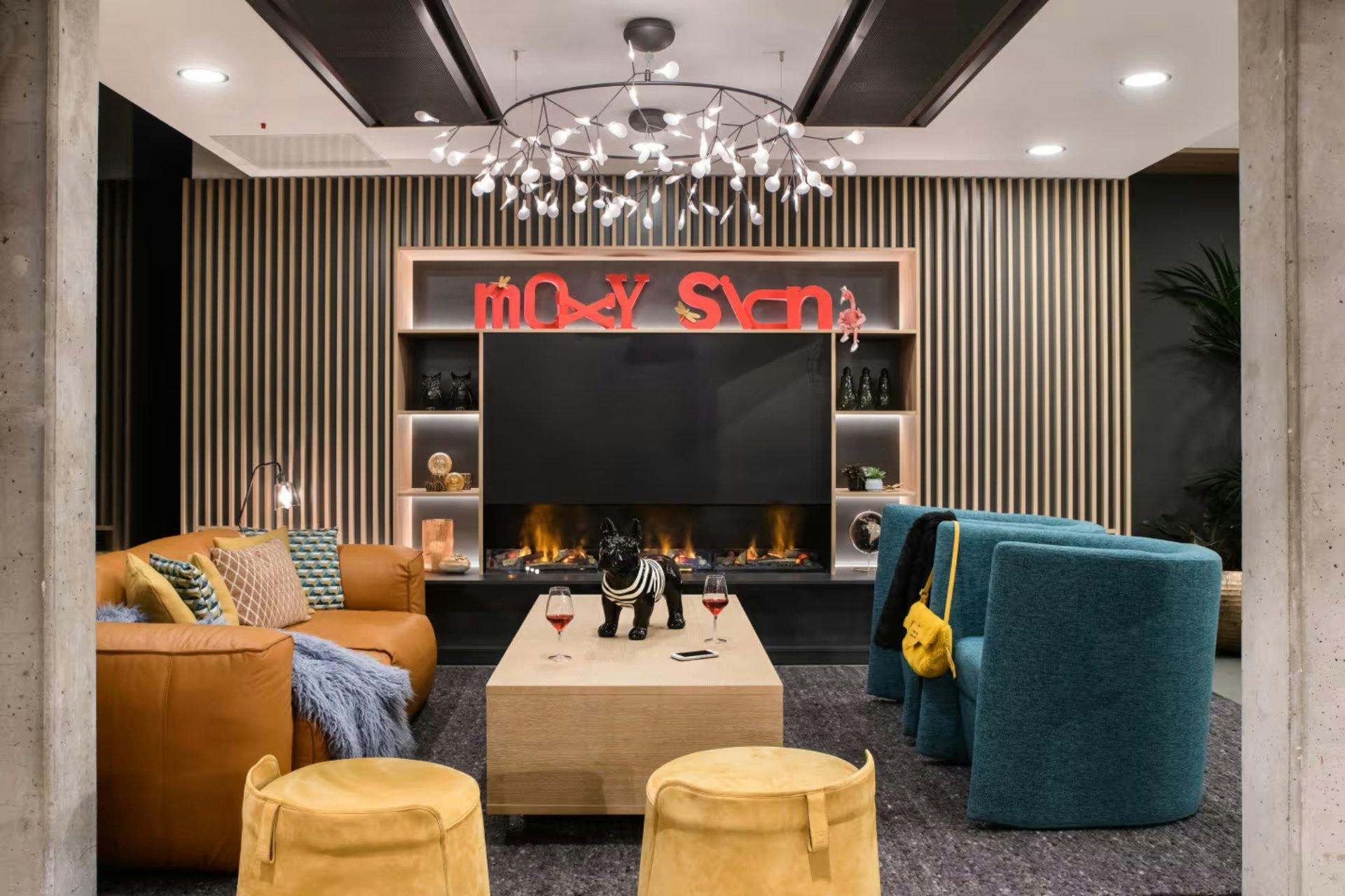 Hier trifft Industrial Style auf Alpenblick: Das Moxy Hotel Sion überrascht mit Gaming-Zimmern, lokaler Bar und viel Lounge-Flair. Wer modern übernach...