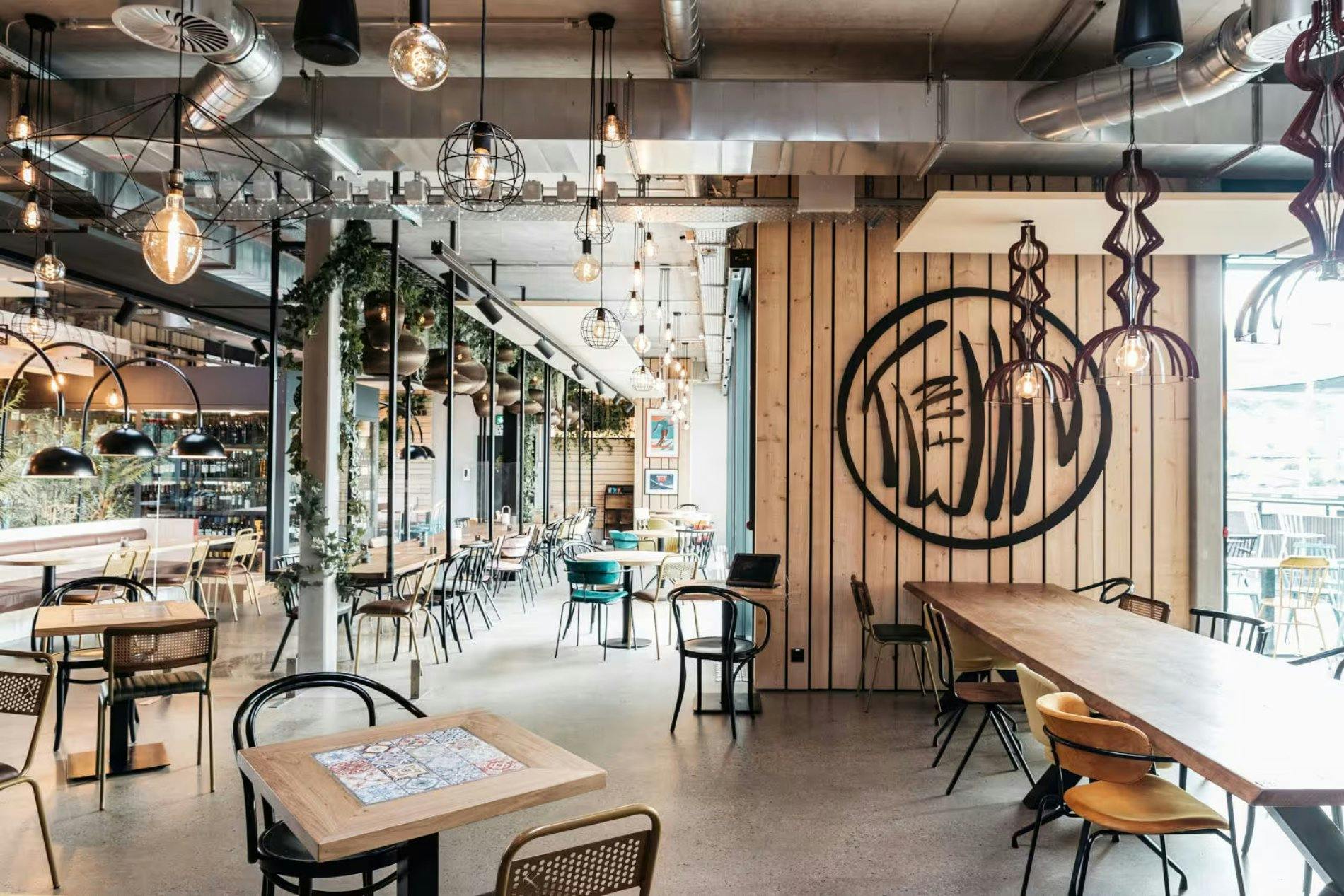 Twin Fin: Ein Ort für Weltenbummler mit Appetit. Das Twin Fin bringt Poke Bowls, Burger, Wok-Gerichte und hausgemachte Cocktails auf den Tisch. Ideal...