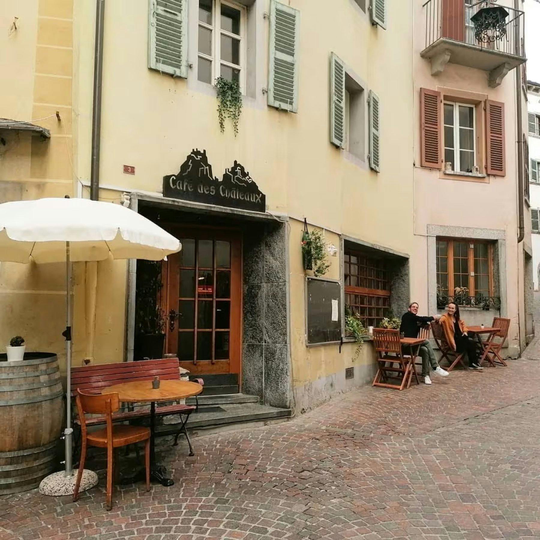 Café des Châteaux: In der Altstadt liegt dieses gemütliche Café-Restaurant, das ganztags mit kleinen Köstlichkeiten, Salaten, Suppen oder Käseplättli...
