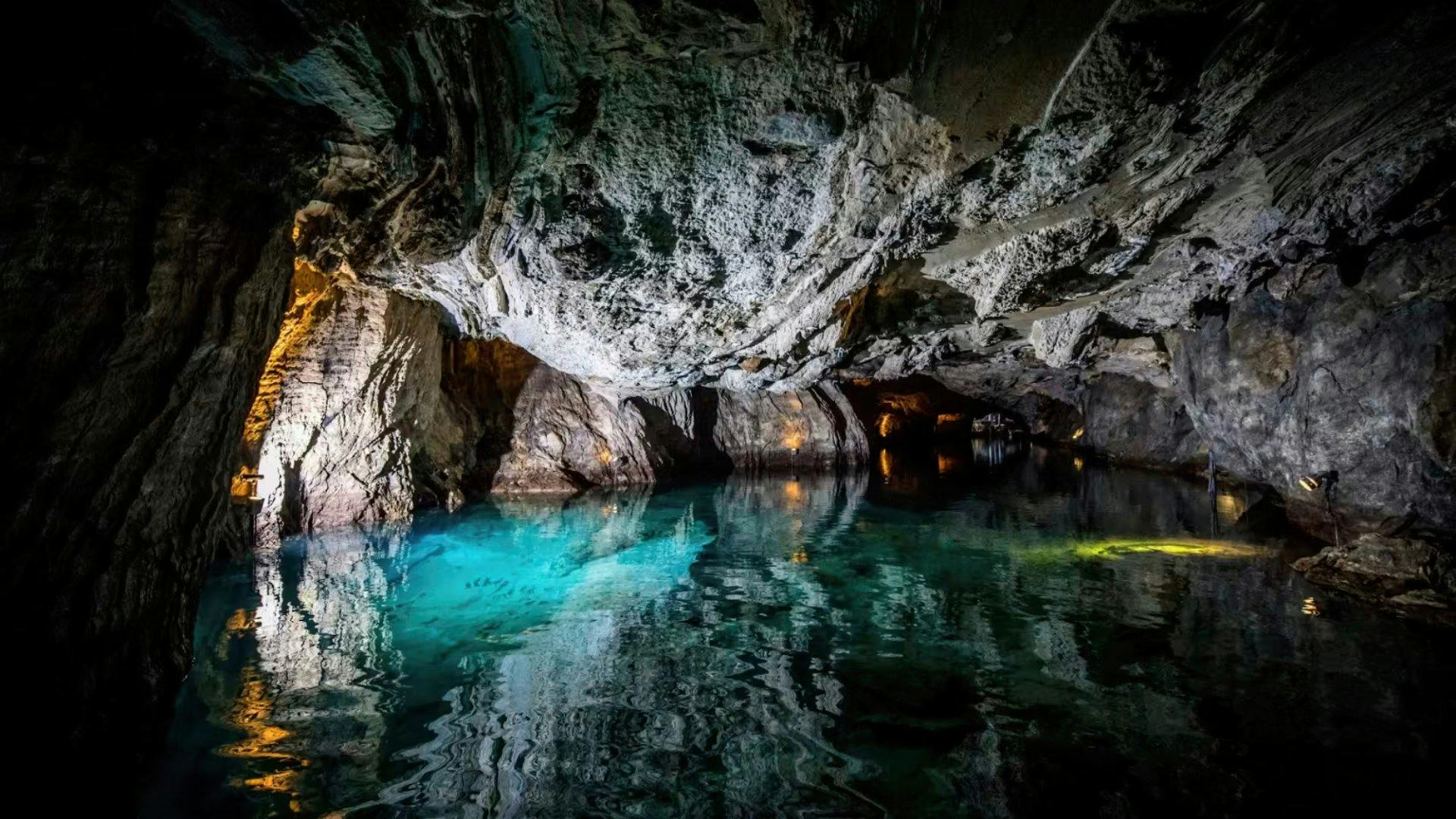 Unterirdischer See St-Léonard: Die Bootsfahrt auf dem grössten unterirdischen See Europas ist ein magisches Erlebnis. Dich erwarten glitzernde Höhlen,...