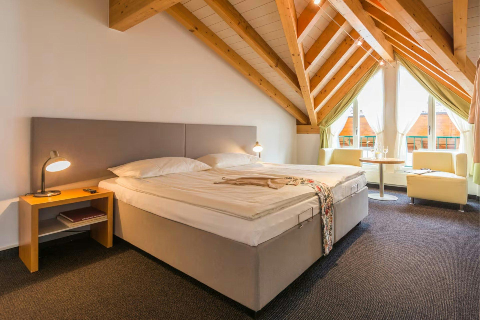 Solbadhotel Sigriswil: Hoch über dem Thunersee gelegen, bietet das Hotel Erholung mit Aussicht. Ideal für alle, die nach dem Match Ruhe, Wellness und...