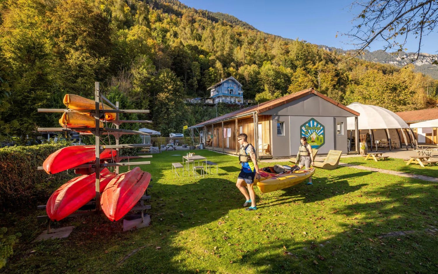 TCS Camping Interlaken: Wer es unkompliziert mag, schlägt sein EM-Camp zwischen Brienzer- und Thunersee auf. Der Platz liegt direkt an der Aare und bi...