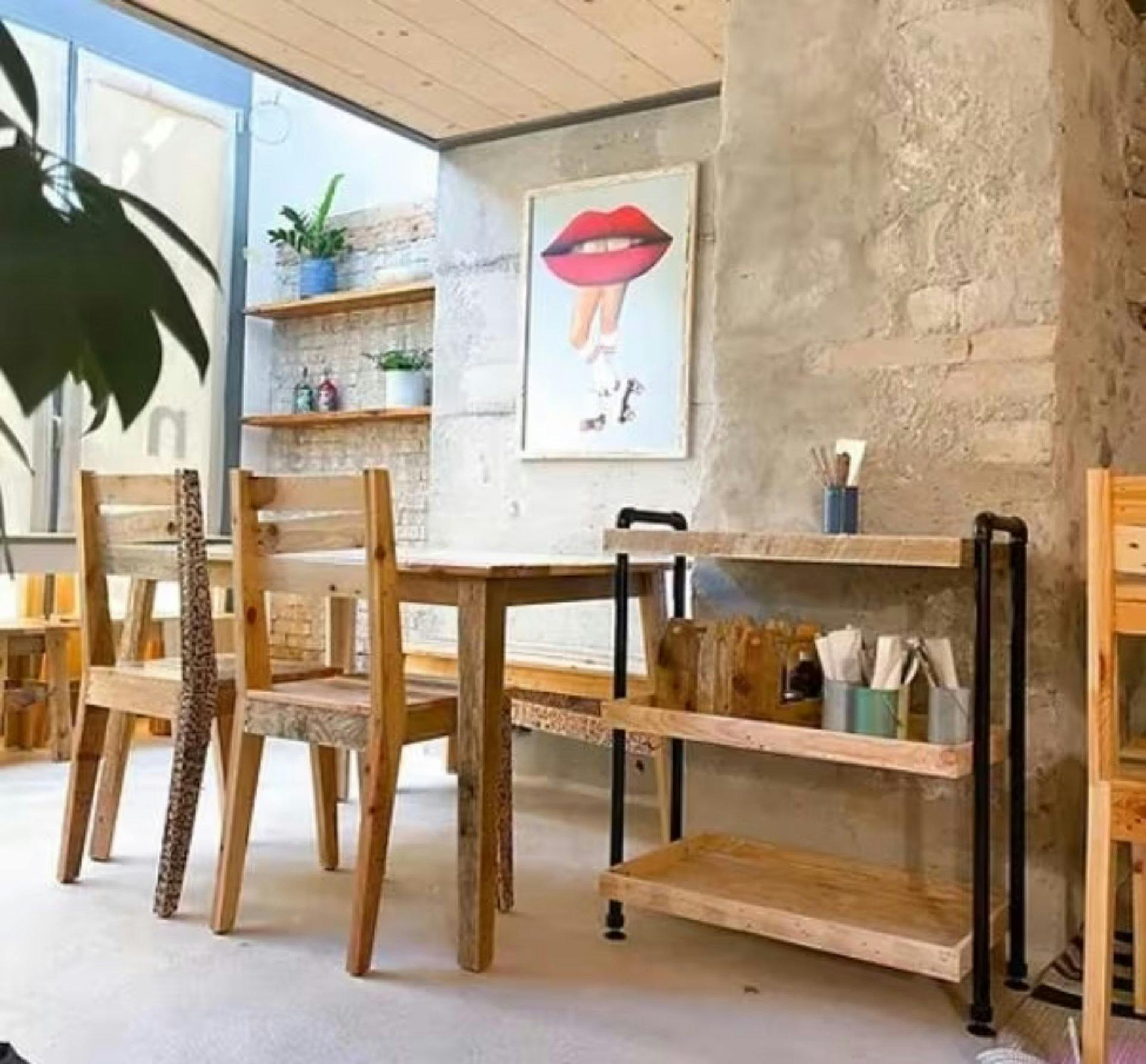 Zum bunten Hund: Inklusion trifft auf Genuss. Hier zaubert ein diverses Team aus Menschen mit Unterstützungsbedarf frische Speisen in stylischem Ambie...