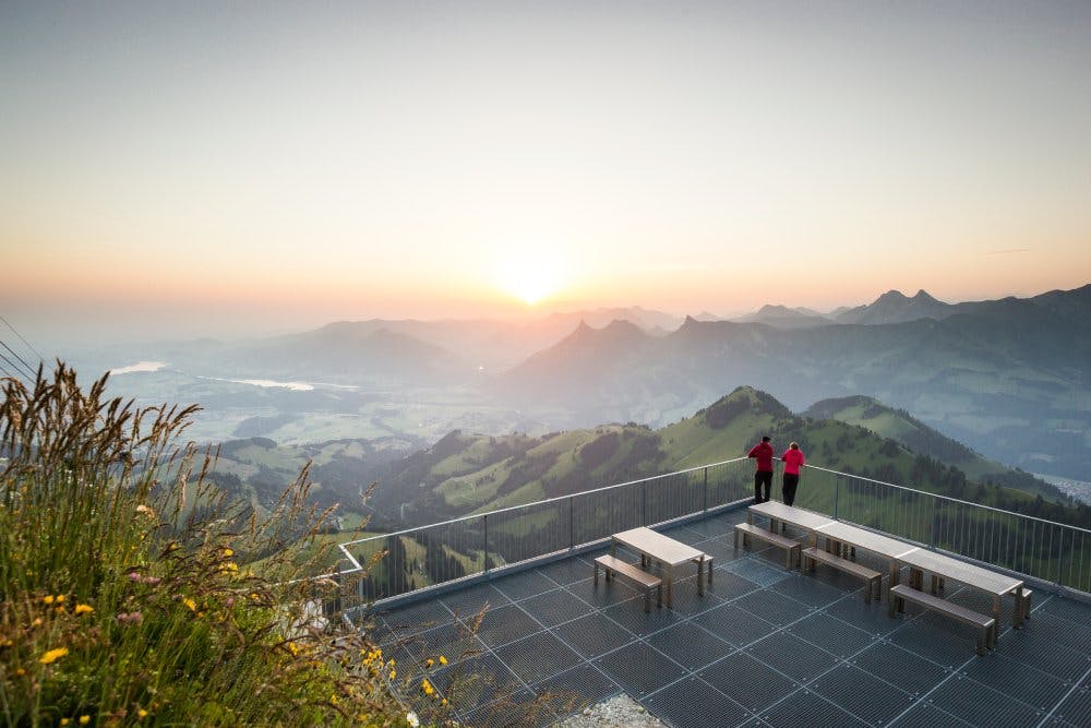 Particulièrement impressionnant, le trajet en téléphérique depuis la station intermédiaire de Plan-Francey, perchée à 1520 mètres d’altitude, offre un...