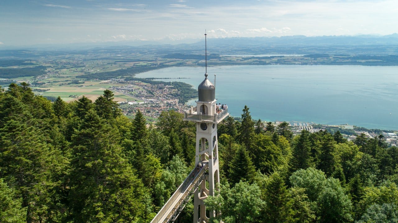 Un trajet en funiculaire te permet ensuite d’accéder aux hauteurs de Neuchâtel, où le site de Chaumont, connu pour sa vue panoramique à couper le souf...