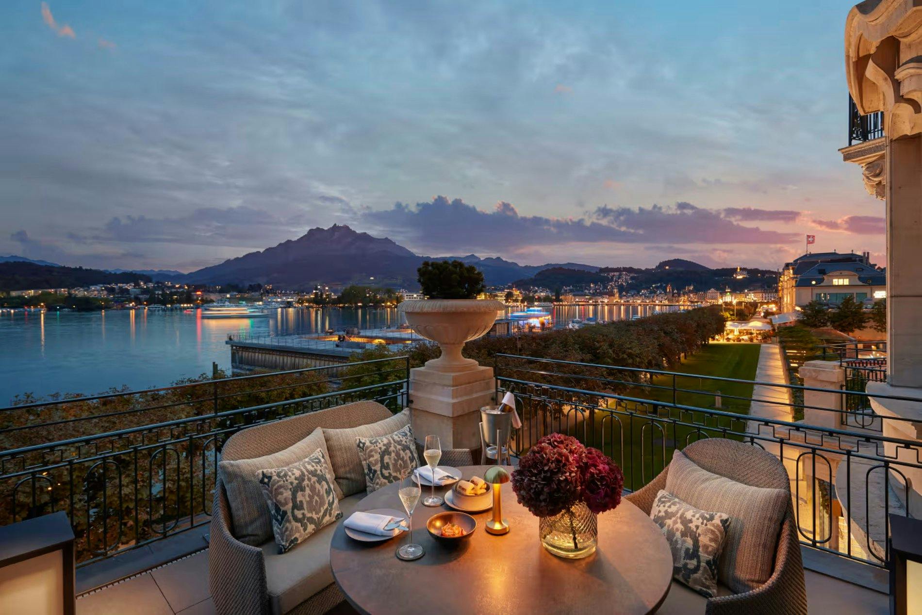 Mandarin Oriental Palace, Luzern. Für den ganz grossen Auftritt: Das 5-Sterne-Juwel direkt am Vierwaldstättersee bietet Seesicht, Sterneküche und eine...