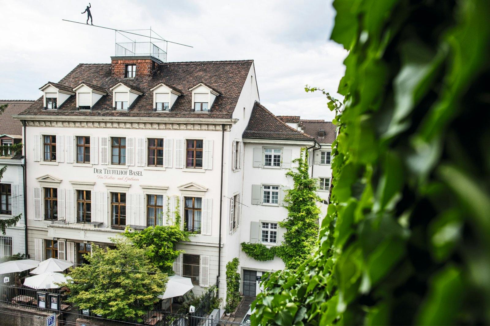 Der Teufelhof Basel: Kunsthotel, Galerie, Theater und Gourmetküche unter einem Dach mitten in der Altstadt. Wer hier übernachtet, taucht in Basels kre...