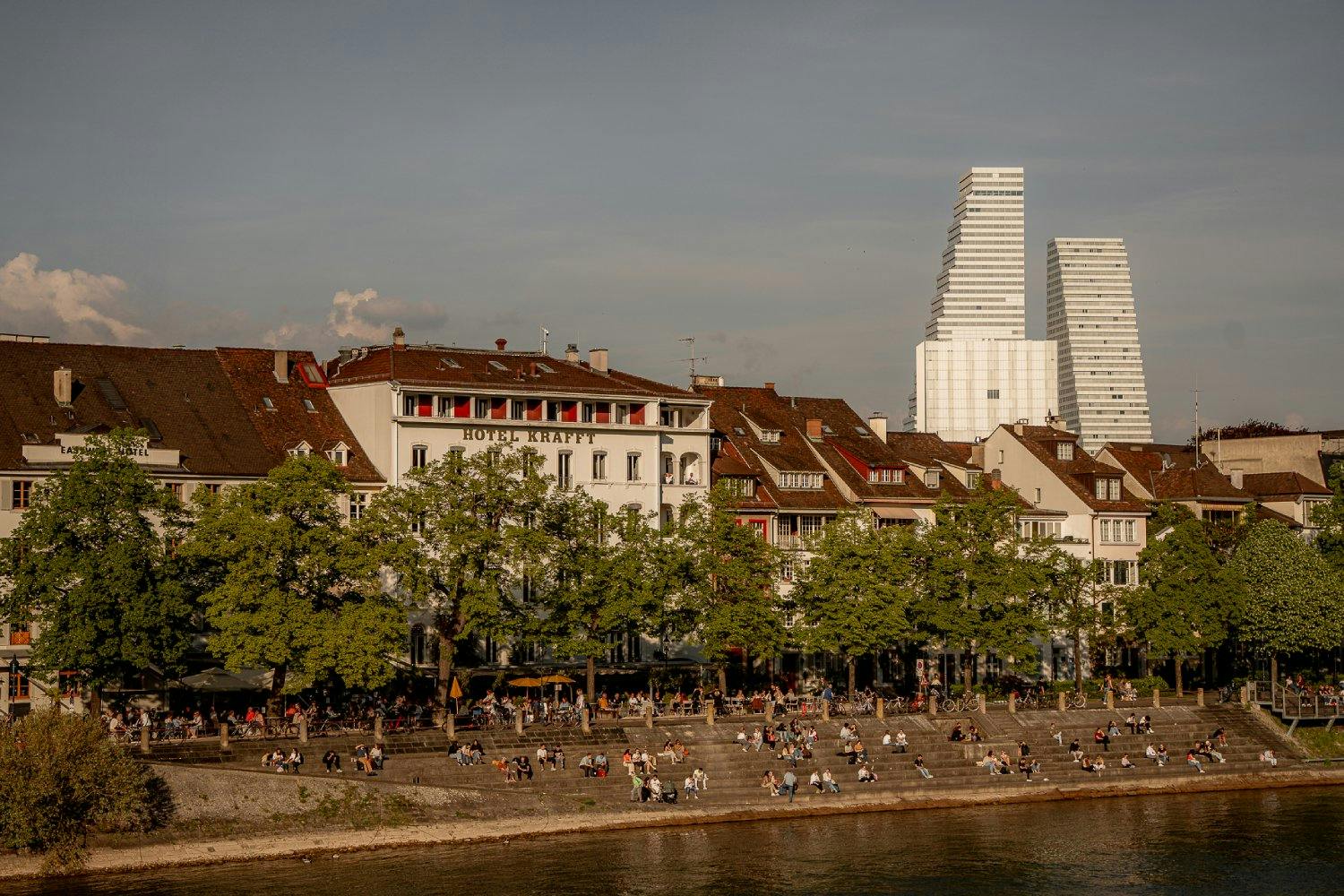 Hotel Krafft Basel: Direkt am Rheinufer gelegen, geniesst du den Blick aufs Münster und viel Basler Geschichte. Die Zimmer sind schlicht-elegant, das...