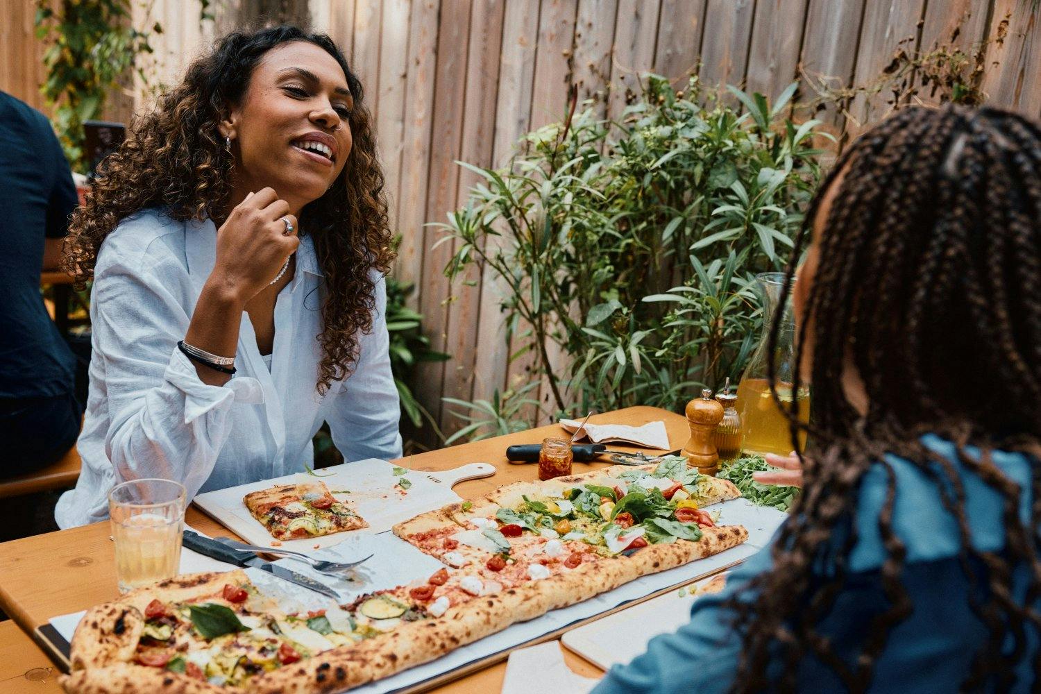 Fussballprofi Coumba empfiehlt: Vito Klybeck. Hier geht es um mehr als Pizza. Es geht ums Zusammensitzen, ums Teilen, ums einfache Glück eines frische...