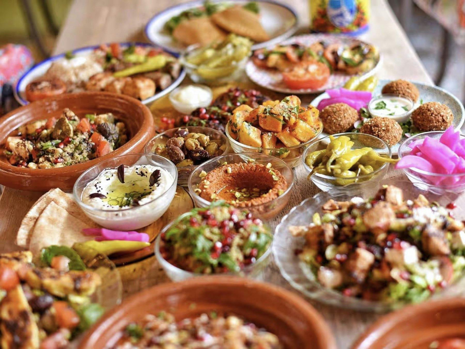 Za Zaa: Libanesische Küche mit grosszügiger Seele. Serviert werden Mezze in allen Variationen, warmes Pitabrot, feine Drinks und das Gefühl, willkomme...