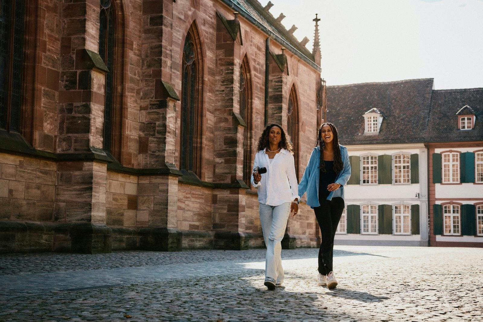 Die Basler Altstadt ist ein wahres Juwel! Coumba liebt es, sich einfach durch die Gassen treiben zu lassen. Kopfsteinpflaster, Brunnen und jahrhundert...