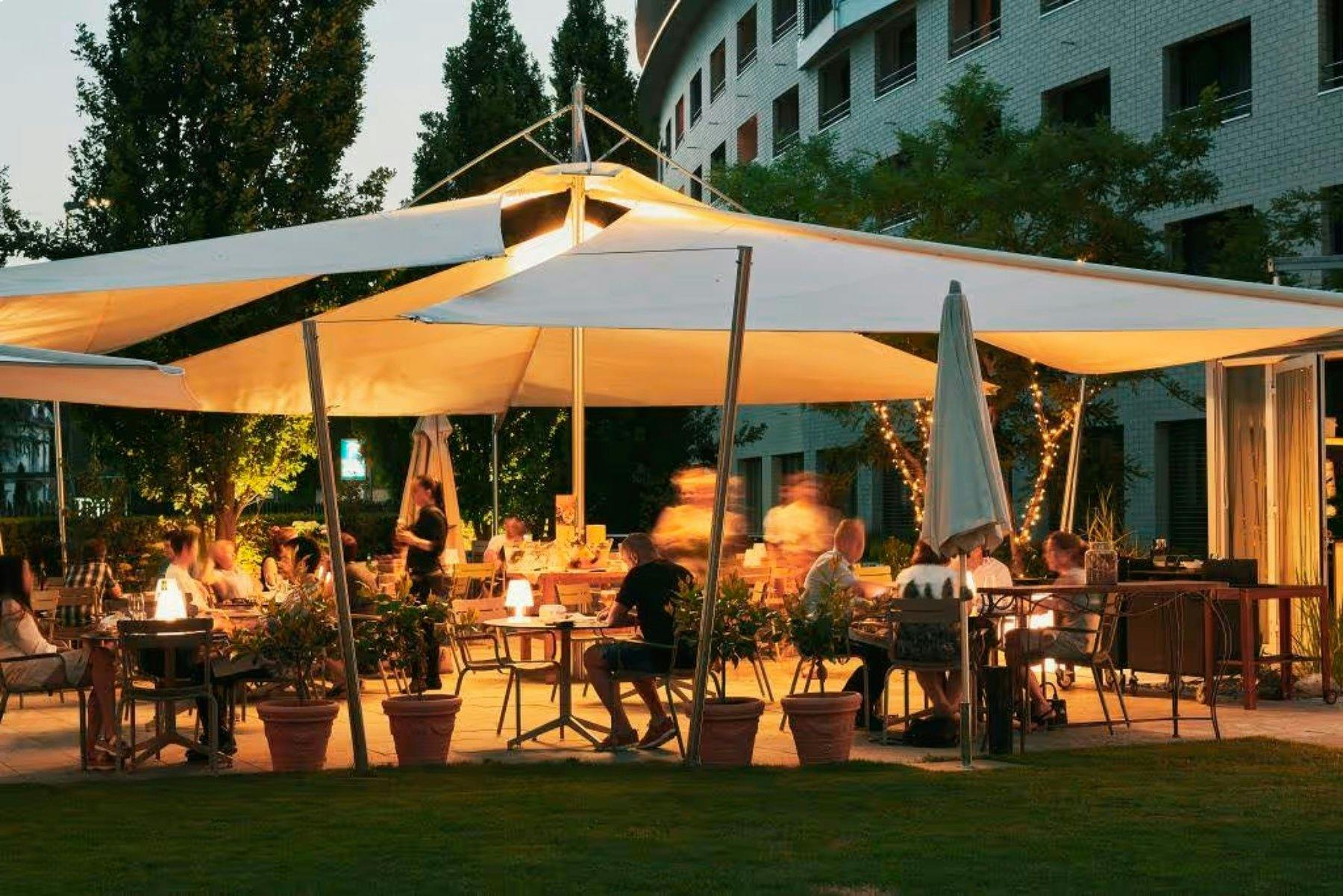 Swissôtel Kursaal Bern: Hier treffen Bergsicht, Nachhaltigkeit und Stadthotel-Komfort aufeinander. Gäste übernachten in stilvollen Zimmern, frühstücke...