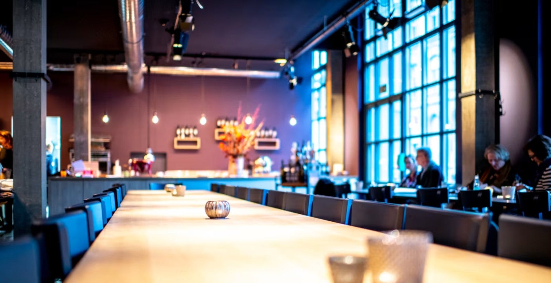 Vierte Wand: Theaterflair, offene Küche und eine Terrasse mit Soul. Die Vierte Wand serviert Fusion-Küche und kreative Drinks am längsten Tisch der St...