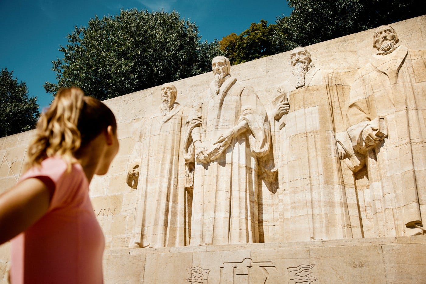 Ein Spaziergang durch den Parc des Bastions führt direkt zur eindrücklichen Mauer der Reformatoren. Calvin, Farel, Knox: hier trifft Geschichte auf Ku...