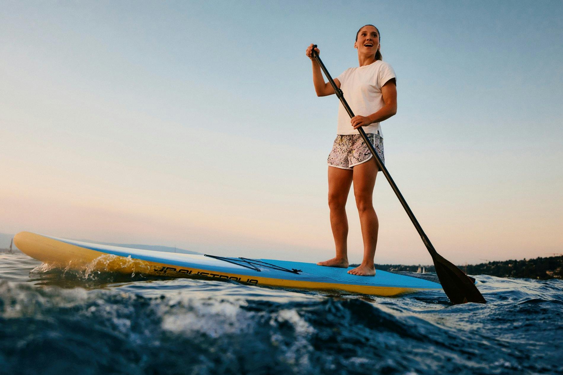 Einmal raus aus dem Kopf, rauf aufs Brett. Beim Stand-up-Paddling oder Windsurfen geniesst Sandrine die andere Seite von Genf: Palmen, Seebrise, gute...