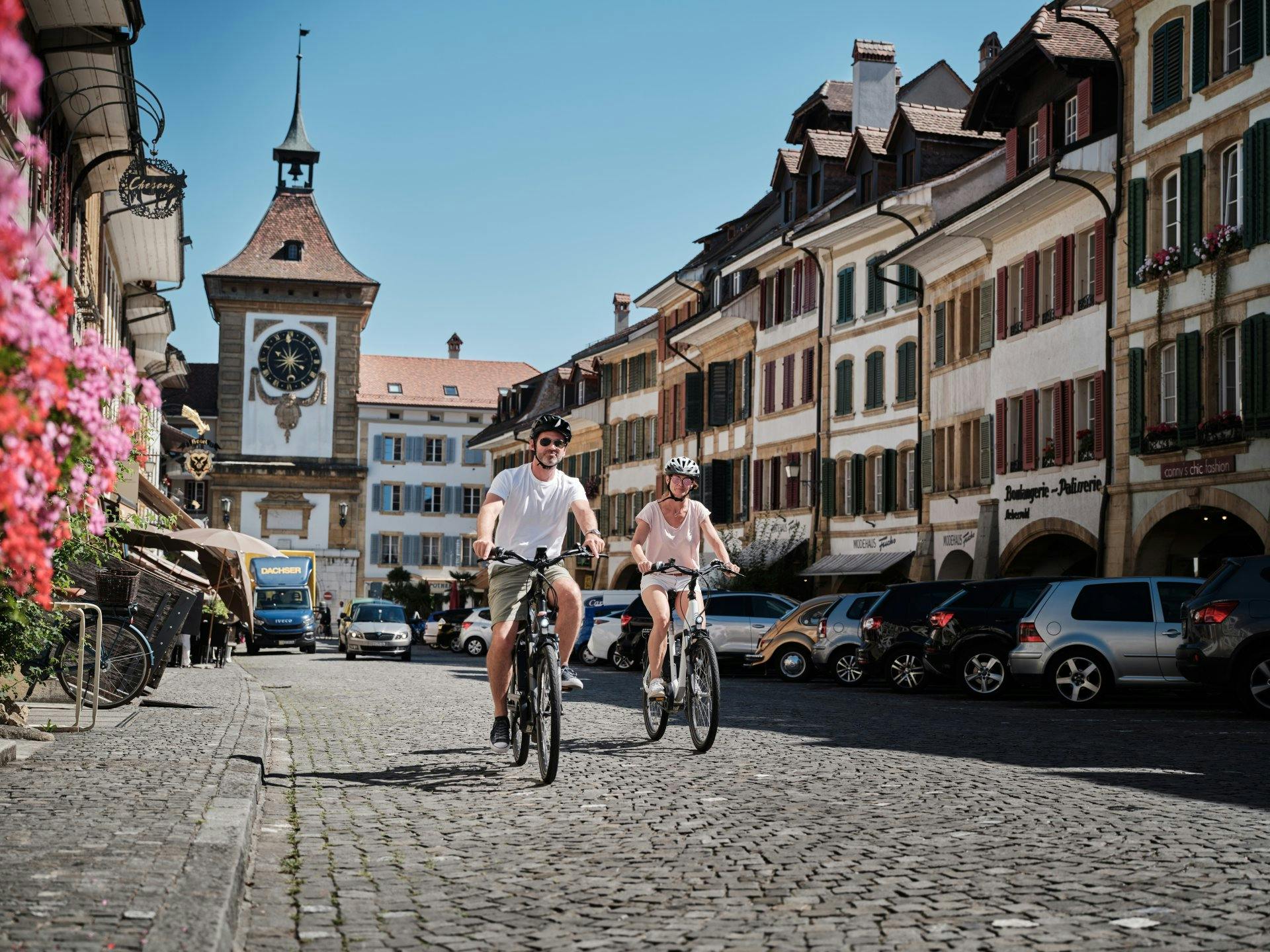 Velofahren durch das charmante Murten, dem Startpunkt für dein Drei-Seen-Abenteuer.