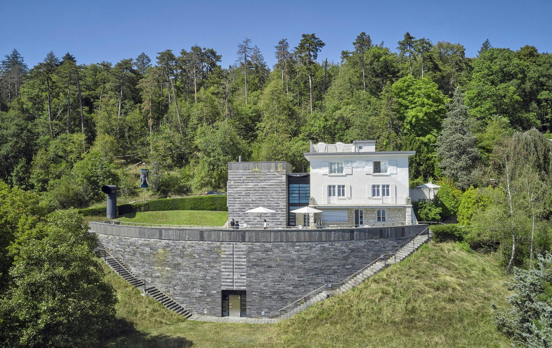 Das Centre Dürrenmatt zeigt Bilder, Texte und Einblicke ins Leben des berühmten Autors in seinem Haus.