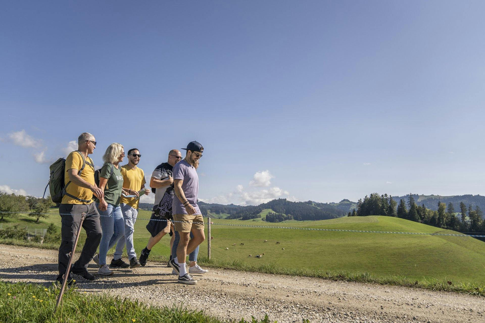 Wandern mit Aussicht: sanfte Hügel, Schlösser und Bierstopps machen den Pfad zur Genussroute.