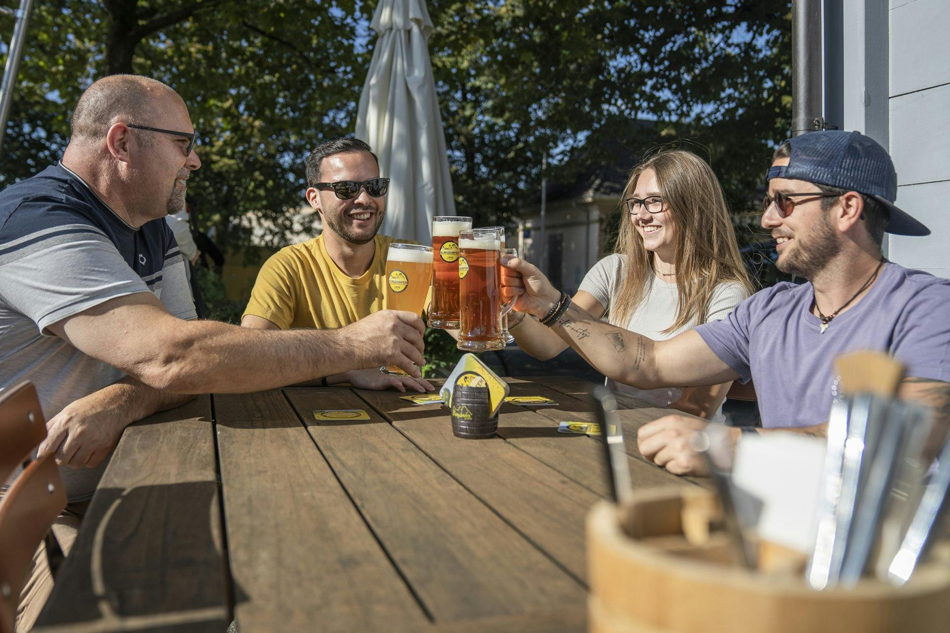 Mit Freunden unterwegs: Auf dem Bierpfad durchs Emmental ist Genuss in guter Gesellschaft garantiert.