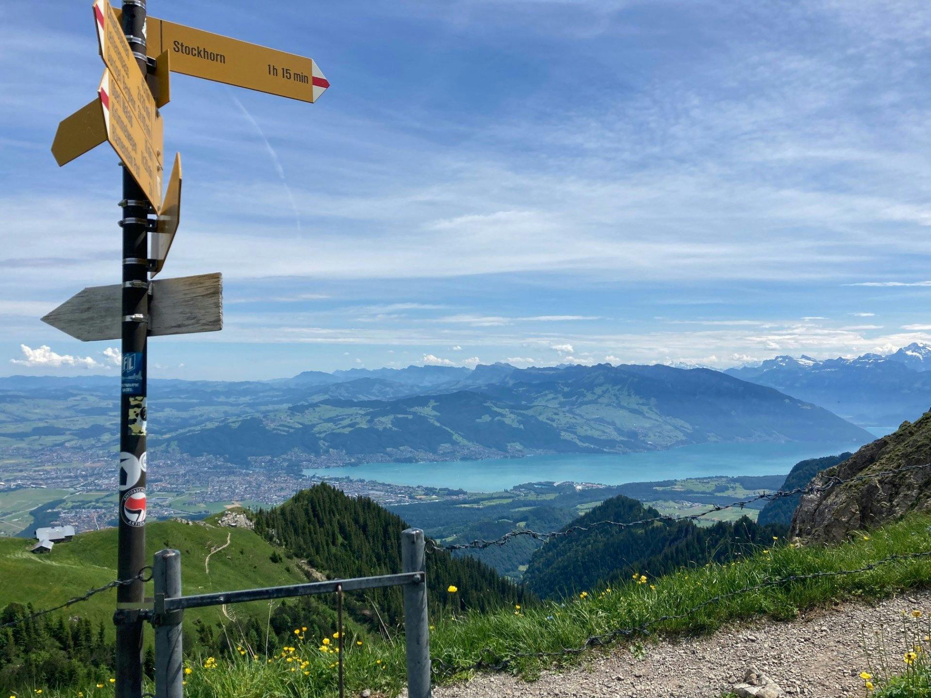 Top of Ausflug: Deine Mühen werden mit einer prächtigen Aussicht auf den Thunersee und die Alpen belohnt.