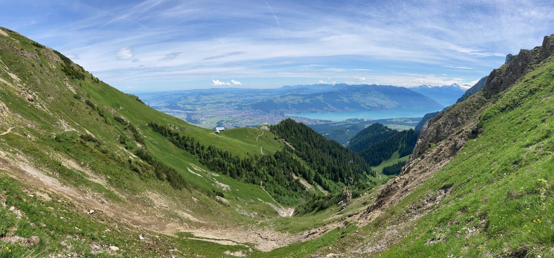 Panorama, so weit das Auge reicht: Der Blick vom Höhenweg auf das Simmental und den Thunersee ist spektakulär.