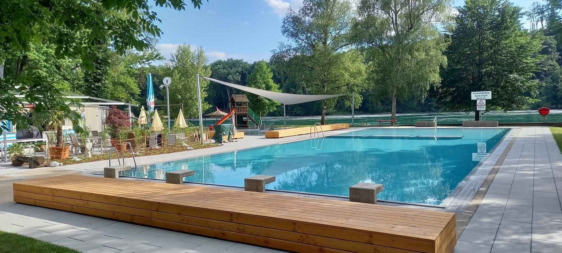 Am Ziel der Wanderung – oder nach einigen Minuten Fahrt mit der S-Bahn – erreicht man Dachsen. Hier lädt – nach ca. 15 Gehminuten vom Bahnhof – die ru...